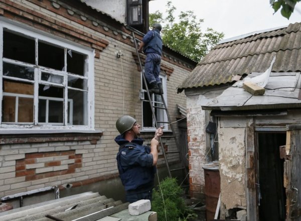 Сапьори проверяват сграда в Семьоновка. Снимка: Reuters