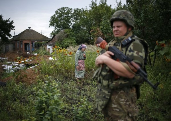 Полицай от специалните служби патрулира в Семьоновка. Снимка: Reuters