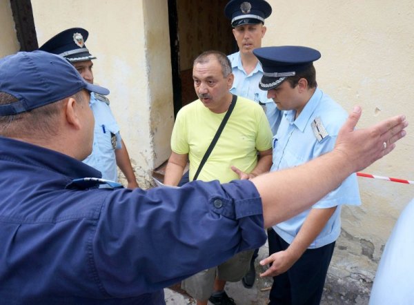 Наложи се и намесата на полиция, която да предотврати сблъсък. Снимка: БТА