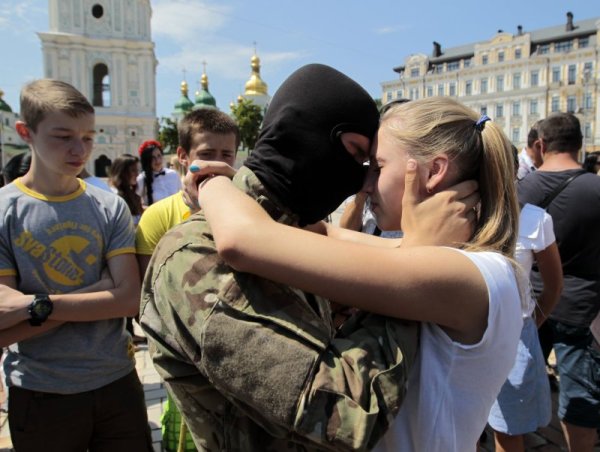 Момиче се разделя в Киев със своя приятел, който заминава доброволец в батальон &quot;Азов&quot; в източната част на Украйна. Снимка: БТА
&nbsp;