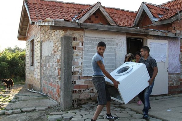 Жителите на квартала изнасяха част от покъщнината си преди да са дошли багерите. Снимка: Община Стара Загора