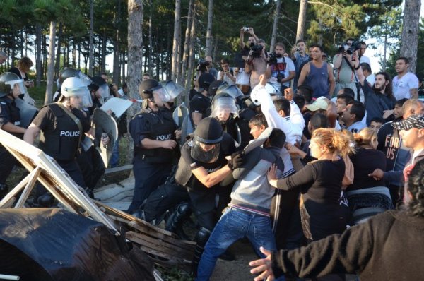 Полицията и ромите влязоха в сблъсъци. Снимка: БТА