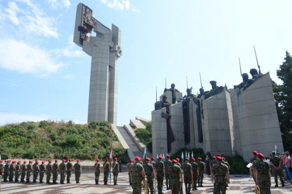 Стара Загора отбеляза 137 години от боевете за защитата на града по време на Руско-турската освободителна война. Това стана с тържествено общоградско честване с поднасяне на венци и цветя на паметните места в града, свързани с годишнината. Кулминацията на честването бе на Мемориален комплекс &bdquo;Бранителите на Стара Загора&quot;, където се състоя ритуал с участието на Военен духов оркестър и почетен караул. Снимка: БТА