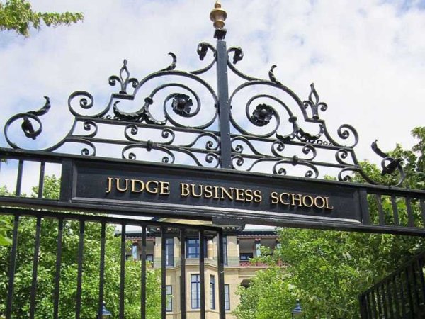 № 19 Cambridge University (Judge Business School)

Рейтинг: 3.2 от 5&nbsp; 

Локация: Кембридж, Англия

Обучение и такси: $89,554

Бележи спад от 11 позиции в сравнение с миналата година, а една интересна класация на Businessweek го поставя на 4-то място сред &quot;Училища за хора, които обичат да спят в клас&quot;

Снимка: Wikimedia Commons