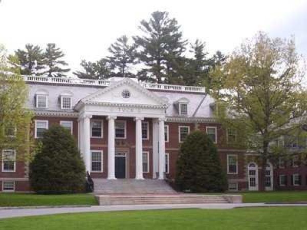 № 10 Dartmouth College (Tuck School of Business)

Рейтинг: 3.61 от 5 

Локация: Хановер, Ню Хемпшир

Обучение и такси: $93,550

Tuck е скочило с три места в сравнение с миналата година. Възпитаниците на бизнес училището твърдят, че средните начални заплати на завършилите надхвърлят $115 000.

Снимка: Wikimedia Commons