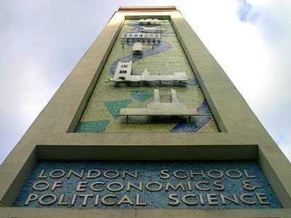 № 8 London School of Economics and Political Science

Снимка: Wikipedia

Рейтинг: 3.77 от 5&nbsp; 

Локация: Лондон, Англия

Обучение и такси: $80,247 

28% от завършилите това училище се реализират в банковото дело и финансите след завършване. Възпитаници на London School of Economics and Political Science са били Майкъл Люис и Джордж Сорос.

Снимка: Wikipedia