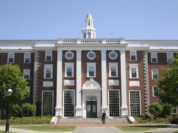 № 1 Harvard University (Harvard Business School)

Рейтинг: 4.34 от 5&nbsp; 

Локация: Кембридж, Масачузетс, САЩ

Обучение и такси: $95,100

С разлика под една стотна на първо място е класиран Harvard Business School. Почти 60% от анкетираните са определили бизнес училището като отлично, което му носи първата позиция.

Снимка: Flickr/Florian Pilz