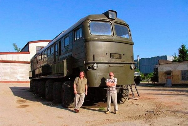 По руските пътища можете да срещнете този &quot;звяр&quot; във формата на локомотив. Снимка: darkroastedblend.com