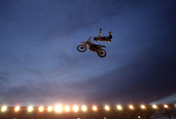 Ерик Фар представя каскади по време на сериите от FMX Motorcross Championship в Охайо. Снимка: БТА