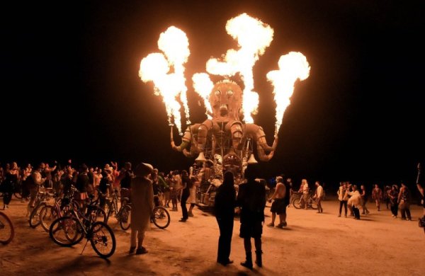 Участници се забавляват на традиционния фестивал Burning Man в пустинята Black Rock в Невада. Снимка: БТА