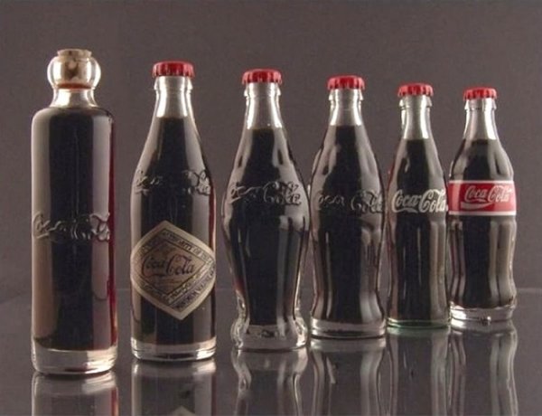 Еволюцията на бутилката на Coca-Cola - 1899, 1900, 1915, 1916, 1957, 1986 година. Снимка: adme.ru