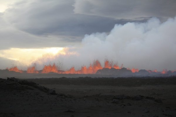 Бълбукаща лава на изригналия отново вулкан в Исландия Бардабунга. Снимка: Reuters