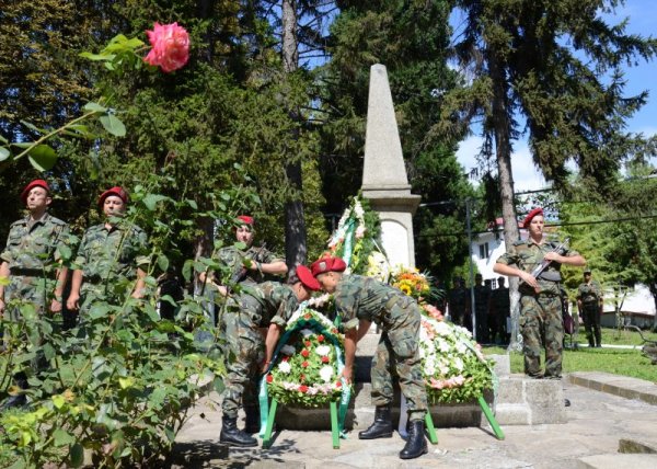 Втора Тунджанска лека пехотна бригада в Стара Загора днес чества своя празник, като отбелязва и 16 години от създаването си. Заместник-началникът на отбраната генерал-майор Нейко Ненов връчи награди на военнослужещи за високи професионални резултати, сред които бяха и участници в спасителните дейности в бедстващите след наводненията през това лято Добрич и Килифарево. По-късно военните поднесоха венци и цветя пред паметника на &quot;Загиналите в боевете за град Пирот&quot;. Снимка: БТА