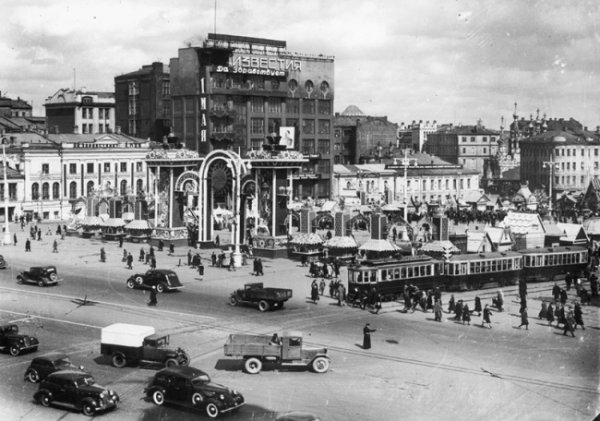 Площад &quot;Пушкин&quot; в Москва през 1940 г. Снимка: Наум Грановский