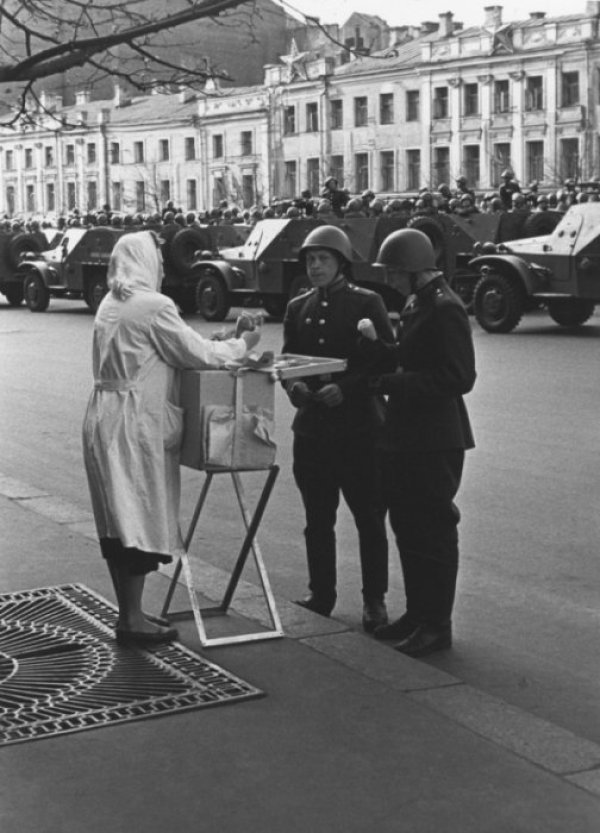 Жена продава сладолед на войници по време на първомайски парад през 1950&nbsp;г. Снимка: Юрий Кривоносов