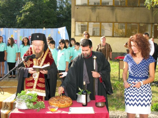 Новата учебна година беше тържествено открита в Русе. Сред гостите на учениците от Английската гимназия и националното училище по изкуствата &bdquo;Проф. В. Стоянов&ldquo; беше министърът на културата Мартин Иванов. Негово Високо Преосвещенство митрополит Наум отслужи тържествен водосвет в СОУ &bdquo;В. Априлов&ldquo; Това е 176-ата учебна година, която се открива в дунавския град. Снимка: БТА