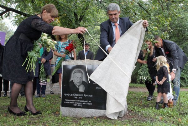 В София бе открита мемориална плоча в знак на преклонение пред живота и делото на дългогодишния председател на КНСБ проф. д-р. Желязко Христов. Снимка: БТА