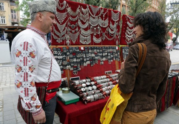 Седмица на българските занаяти бе открита на &quot;Женския пазар&quot; в столицата. Софиянци ще имат възможността да се запознаят с изработването и да си купят дървени и медни сувенири, битови кукли, плетива, везба, народни инструменти. Снимка: БТА