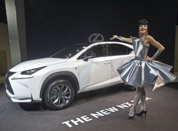 Модел представя  Lexus NX 200t по време на автоизложение в Париж, Франция. Снимка: БТА