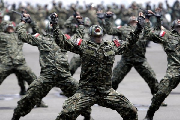 Военни от Индонезия демонстрират своите умения на парад в град Сурабая. Снимка: БТА