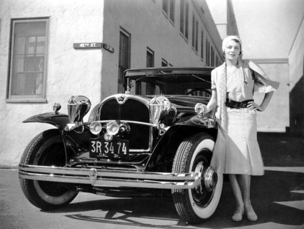 Рита Ла Рой и нейният Ruxton Sedan, 1930 г. Снимка: Centerblog