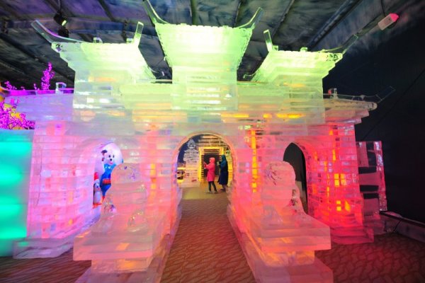 Тайландци се забавляват в ледения атракцион Harbin Ice Wonderland в Банкок. Температурата в парка се поддържа да бъде 15 градуса под нулата. Снимка: БТА