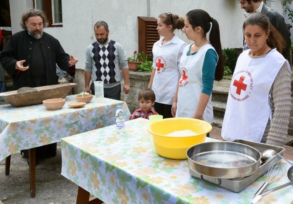 Български Червен кръст &ndash; Варна и Духовно просветен център &bdquo;Св.Архангел Михаил&rdquo; отбелязаха Международния ден за борба с глада с месене на хляб и приготвяне на баница. Младите хора работиха под наставлението на по-възрастни доброволци и майстори в приготвянето на насъщния. Снимка: БТА