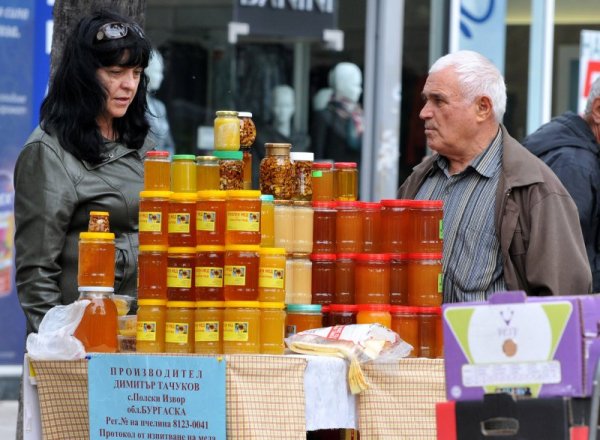 По традиция пчеларите, производители на мед и пчелни продукти от Бургаски регион, показват на есенно изложение в центъра на Бургас своята продукция. Снимка: БТА