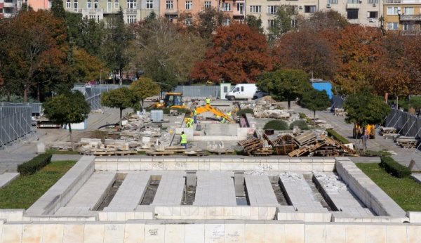 Продължава ремонтът на пространството пред и около НДК в столицата. Обновяване на водните съоръжения и фонтаните, нови пейки и осветление предвижда мащабния проект на Столична община. Снимка: БТА