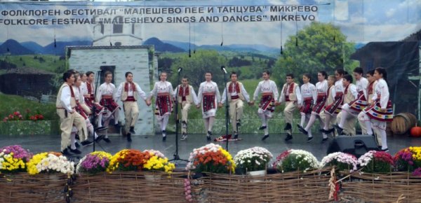 На откритата сцена на площада в село Микрево, община Струмяни, започна 11-ото си издание на Международния фолклорен фестивал &quot;Малешево пее и танцува&quot;. Около 2800 са изпълнителите от страната и чужбина, които ще се представят в тридневния форум на народното творчество, организиран от община Струмяни. Снимка: БТА
&nbsp;