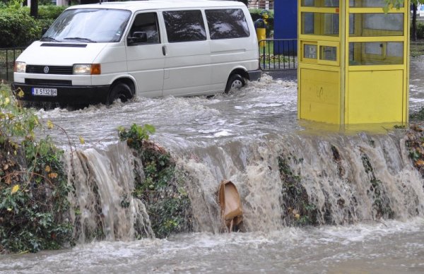 Хасковско е под вода. Преляха реки, а язовири са в критично състояние.&nbsp; Двама души са били евакуирани тази сутрин заради повишените нива на реките. Снимка: Булфото