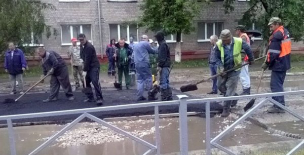 Това сме го виждали и у нас. Асфалтът се полага във вода. Снимка: kaifolog