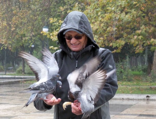 Пловдивчанин храни с хляб гълъби в центъра на града. Снимка: БТА