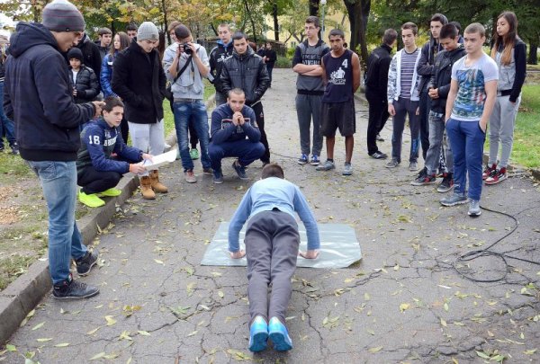 Първото масово състезание по уличен фитнес се проведе в парк &quot;Рибница&quot; в Пловдив. Над шестдесет младежи се надпреварваха в четири различни фитнес дисциплини под мотото &quot;Спортувай сега&quot;. Снимка: БТА