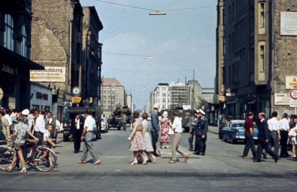 1961 г., отново &quot;Чекпойнт Чарли&quot;. Снимка: Reuters