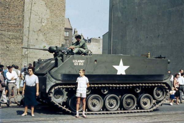 &nbsp;Танк в готовност до &quot;Чекпойнт Чарли&quot;, 1961 г. Снимка: Reuters