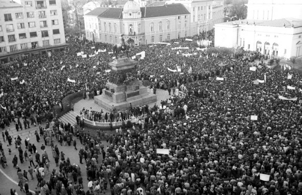 Хиляди столичани участваха в митинга в подкрепа на преустройството пред Народното събрание. Снимка: БТА