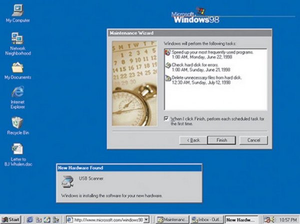 Windows 98 от 1998 г. се появява в разгара на манията по Интернет. Майкрософт го описват като първия софтуер за потребители. Новият софтуер вече чете DVD, вече могат да се слагат иконки на лентата в бара до бутона &quot;Start&quot;. Снимка: Microsoft