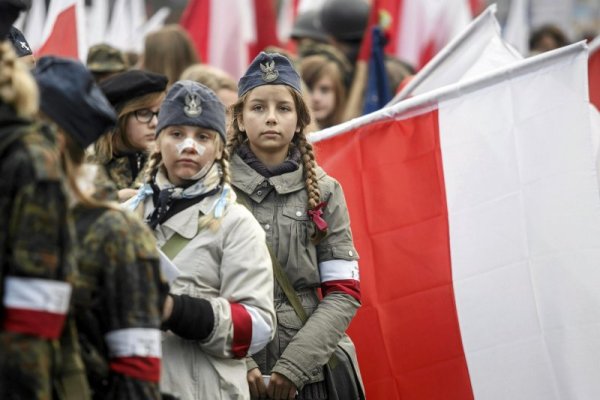 Полски деца носят униформа на войници от Втората световна война по време на празнично шествие в град Гданск по повод Деня на независимостта на страната. Снимка: Reuters