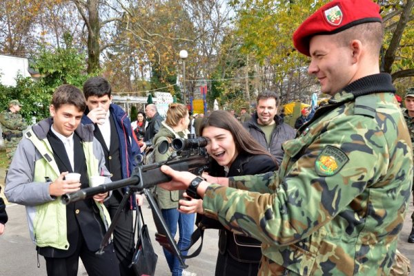 По повод Деня на сухопътните войски, пред Военният клуб в Кърджали, войници от военно формирование 52740 от Хасково показаха на млади и стари любознателни граждани част от лекото стрелково оръжие на българската армия. Всеки можеше да опита и войнишки чай, приготвен във военнополева кухня. Снимка: БТА