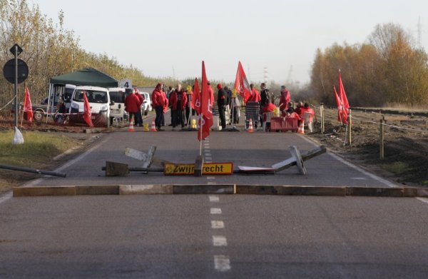 Работници в пристанището в белгийския град Антверпен стачкуваха рано тази сутрин. Обща стачка блокира голяма част от Белгия, като протестът бе срещу мерките за икономии на кабинета. Снимка: БТА