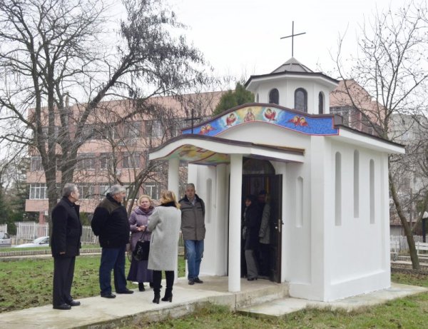 Със Света Златоуста литургия, отслужена в деня в който православната църква почита паметта на Света Екатерина, в двора на Многопрофилна болница за активно лечение в Добрич бе осветен параклис носещ името на светицата. Снимка: БТА