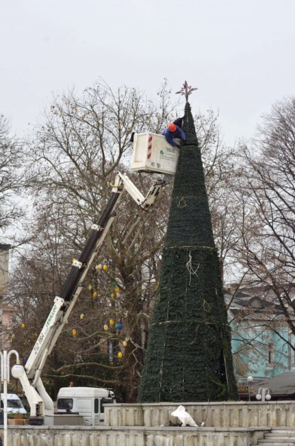 12 метрова изкуствена Коледна елха монтира Община Добрич на пл.&quot;Демокрация&quot; в центъра на града. Предстои светлините на елхата и празничното осветление да бъдат запалени в навечерието на Коледните и Новогодишни празници. Снимка: БТА