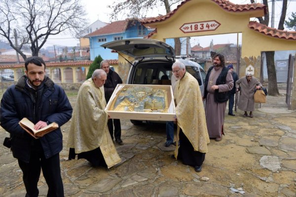 В Сливен пристигна чудотворната икона на Св. Николай от Несебър. Иконата бе посрещната в едноименния храм &quot;Свети Николай&quot; в града. Снимка: БТА