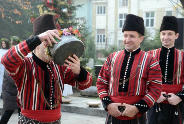 С пъстро Дионисиево шествие в Пловдив започна фестивала &quot;Дефиле на младото вино&quot;. Тази година 24 винарски изби от страната представят млади вина от реколта 2014 година. Снимка: БТА