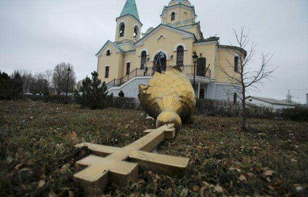 Купол на храм бе повреден след поредните военни действия в Донецк, Украйна. Снимка: Reuters