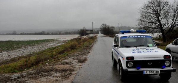 Вследствие на непрестанния проливен дъжд, реките &quot;Хасковска&quot; и &quot;Олу  дере&quot; са придошли в района след град Хасково към Харманли и &nbsp;са залели  хиляди декари земя. Крайните къщи на селата Стойково /на снимката/ и  Подкрепа са наводнени, а пътищата към селата Любеново, Родопи, Динево и  Брягово са прекъснати от придошлата водна стихия. Полицията е отцепила  движението. Снимка: БТА