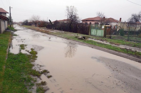 Количеството на падналите през денонощието валежи в Старозагорска  община през последното денонощие е около 35литра на кв. метър по  информация на Областна управа. Вследствие на това са наводнени дворове и  къщи в старозагорските села Арнаутито, Горно Ботево, Хан Аспарухово и  Михайлово. Снимка: БТА