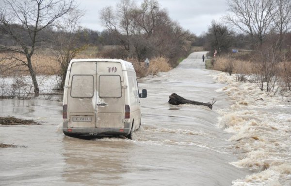 Придошлата река &quot;Съзлийка&quot; разруши моста към хасковското село Свирково, община Симеоновград и заля бус &quot;Мерцедес&quot;, натоварен с хляб за селския магазин. За щастие шофьорът е успял да се измъкне невредим и се очакваше тежка машина да изтегли буса след неуспешните опити това да стане с друг бус. Снимка: БТА