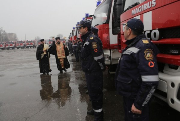 ГД &quot;Пожарна безопасност и защита на населението&quot; получи ключовете на нова противопожарна техника, купена с европейски средства, осигурени по ОП &quot;Регионално развитие&quot;. На церемонията присъстваха министърът на вътрешните работи Веселин Вучков, директорът на ГДПБЗН Николай Николов, кметът на София Йорданка Фандъкова, директорът на Агенция &bdquo;Митници&rdquo; Ваньо Танов и представители на ръководството на МВР. Снимка: БТА